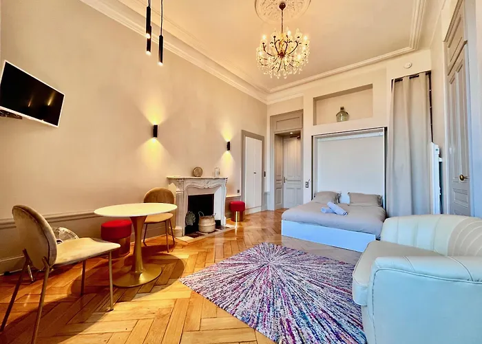 Lägenhet Bourgeois Avec Terrasse Et Vue